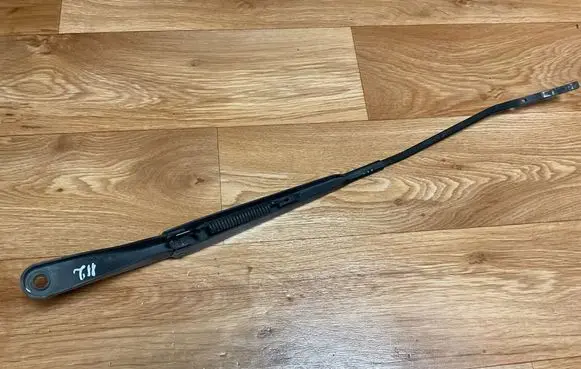 Front wiper blade arm