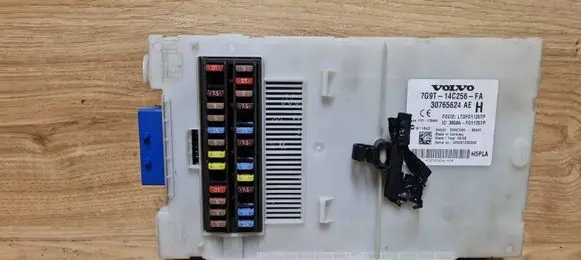 Volvo XC70 Fuse module 30765624AE 7G9T14C256FA