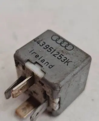Volkswagen PASSAT B5 Other relay 443951253K