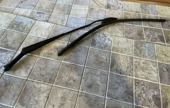 Volkswagen PASSAT B5 Front wiper blade arm 183139