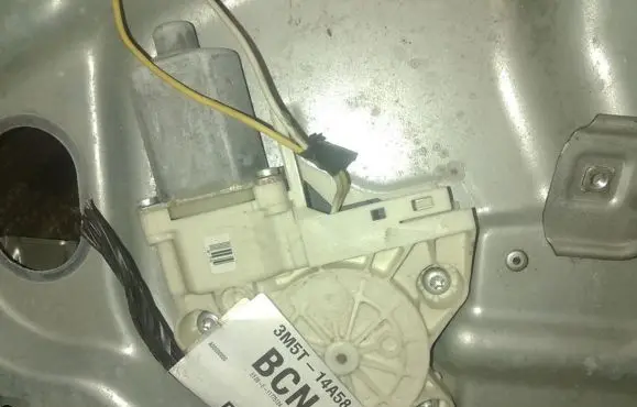 Ford Focus Front door window regulator motor 995209101