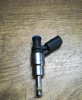 Skoda Octavia Mk2 (1Z) Fuel injector 06E906036 0261500014