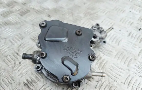 Volkswagen Golf IV Vacuum pump 038145209A