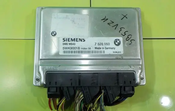 BMW X5 E53 Engine control unit/module 5WK90018 XP230