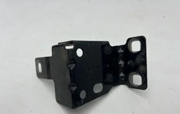 Land Rover Evoque II Fender mounting bracket K8D216E129AC