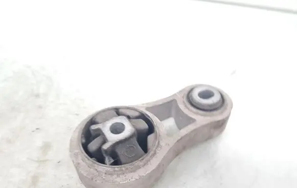 Opel Vivaro Engine mount bracket