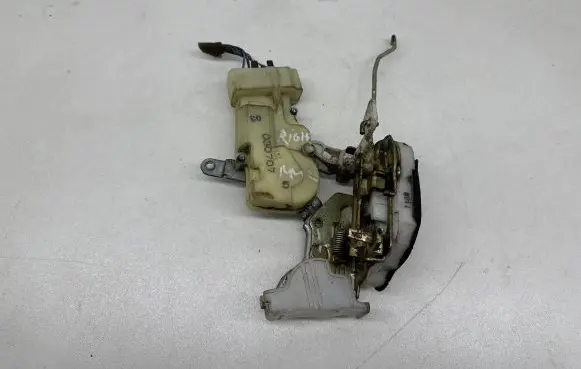 Toyota Yaris Front door lock 