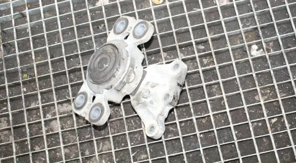 Volvo S60 Engine mount bracket