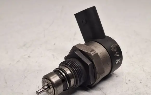 BMW 3 E90 E91 Fuel pressure regulator 0281002481 13537805733 13537788685