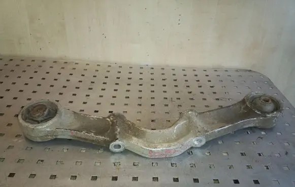 Mitsubishi Pajero Rear differential/diff mount bracket 