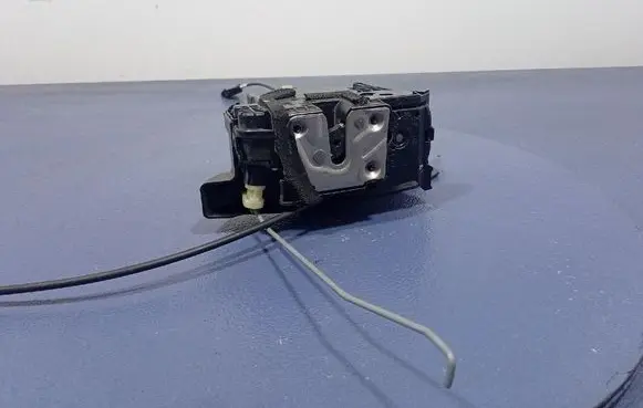 Opel Vivaro Front door lock 805032854R