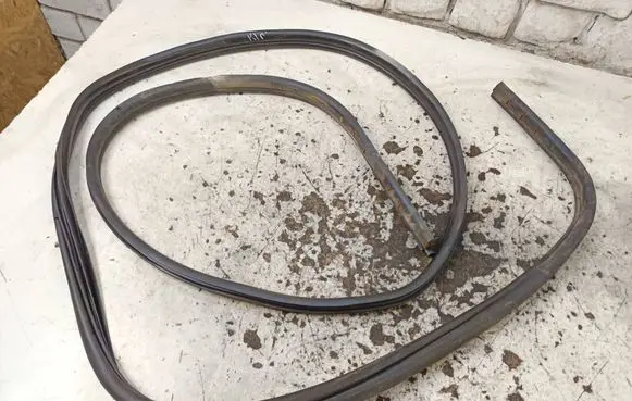 Opel Vivaro Front door rubber seal 
