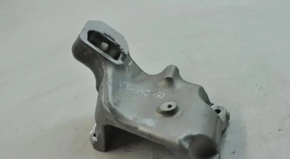 Mercedes-Benz C W205 Engine mounting bracket A1772230104