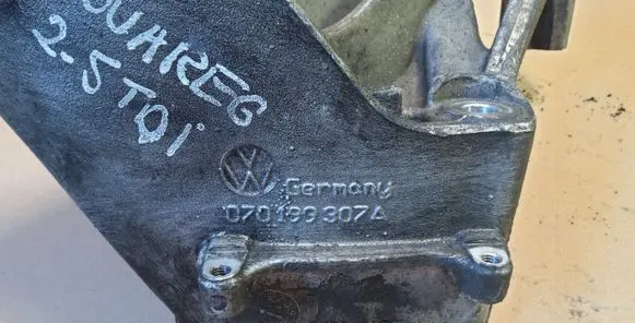 Volkswagen Touareg I Engine mounting bracket 070199307A AGR4135
