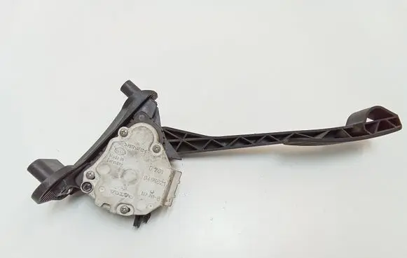 Volvo V70 Accelerator throttle pedal 9496821