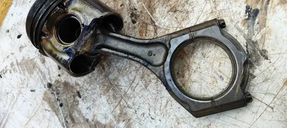 Subaru Forester SH Piston with connecting rod