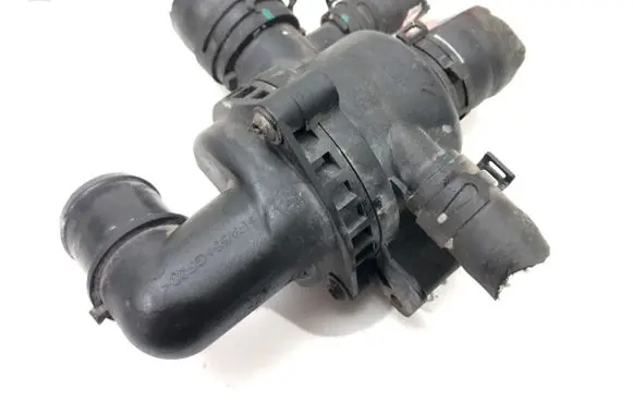 Oil filter mounting bracket