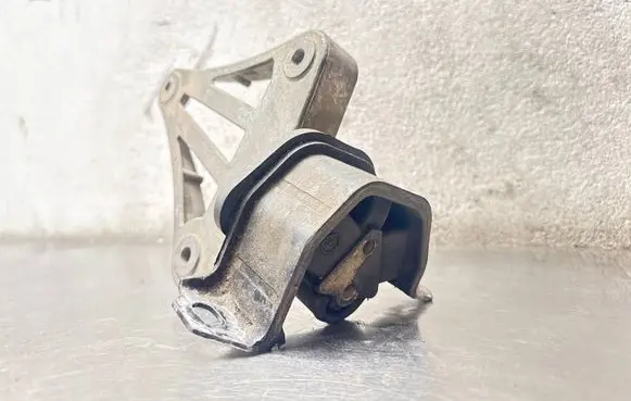 Saab 900 Engine mount bracket 90289947