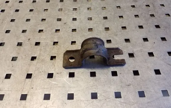 Nissan X-Trail T30 Sway bar bush bracket, rear 