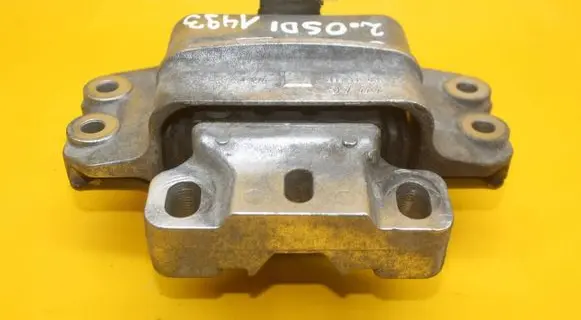 Engine mount bracket