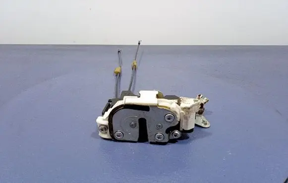 Mitsubishi Lancer VIII Front door lock 