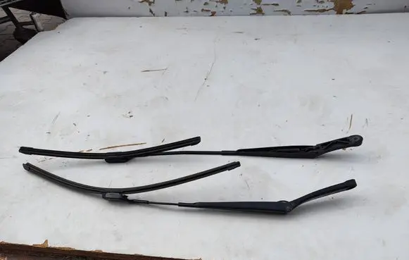 Volkswagen PASSAT B7 Front wiper blade arm 