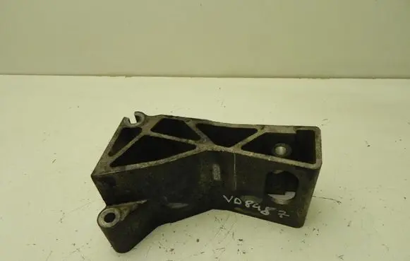 Volvo V70 Engine mounting bracket 8684381 VD8487