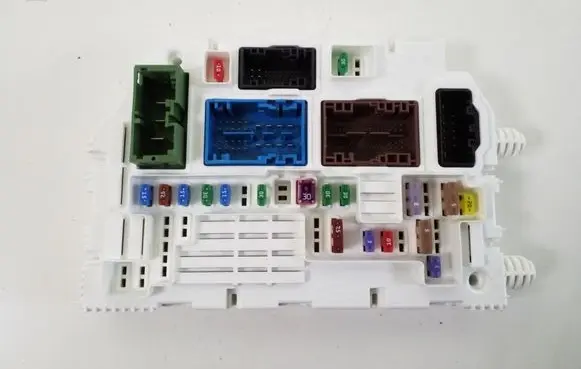 Peugeot 408 P54 Fuse module 9846631580