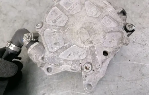 Audi A4 S4 B8 8K Vacuum pump 03L145100
