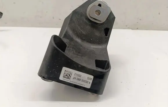 Mercedes-Benz E W214 Engine mounting bracket A6542236300