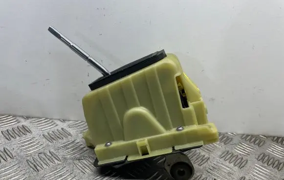 Mercedes-Benz C W204 Gear shifter/selector A2042677524