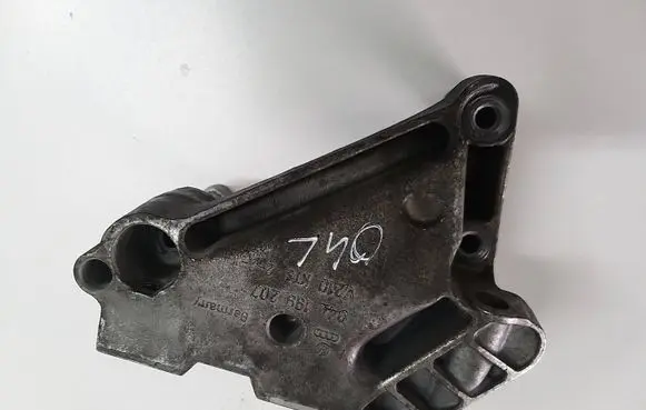 Volkswagen Golf VII Engine mounting bracket 04L199207