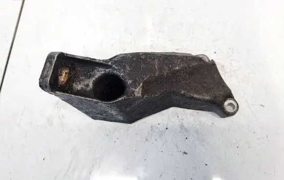 Engine mounting bracket
