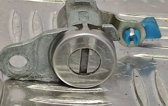 Mitsubishi Outlander Front door lock (next to the handle) L84