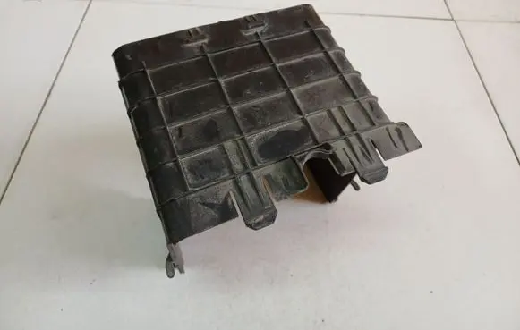 Volkswagen PASSAT B6 Battery box tray 1K0915335C