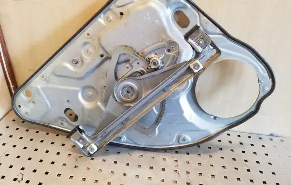 Rear window lifting mechanism without motor