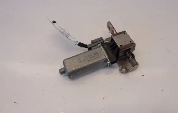 Volvo XC70 Seat adjustment motor 0390203219