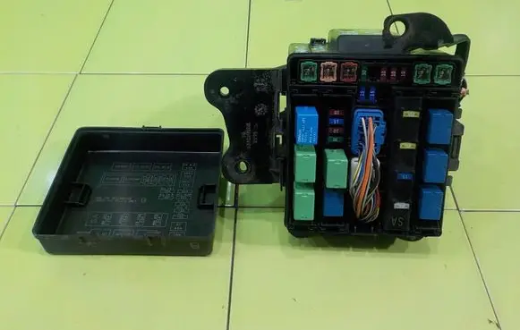 Suzuki Grand Vitara II Fuse box set BEZPIECZNIKOW 16AB60