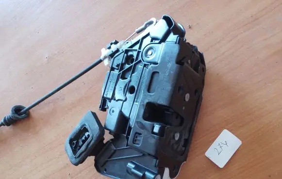 Skoda Yeti (5L) Front door lock 5K28370150