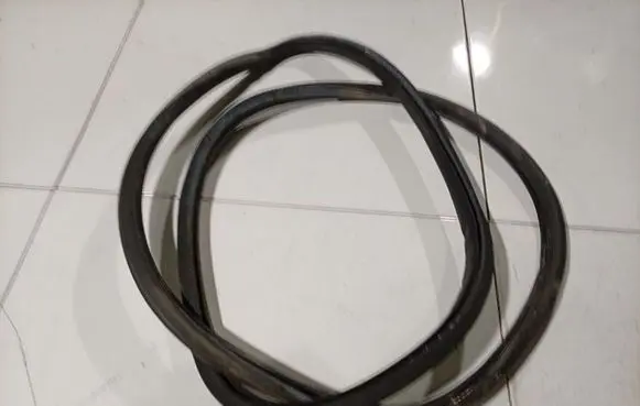 Volkswagen PASSAT B6 Rubber seal rear door 