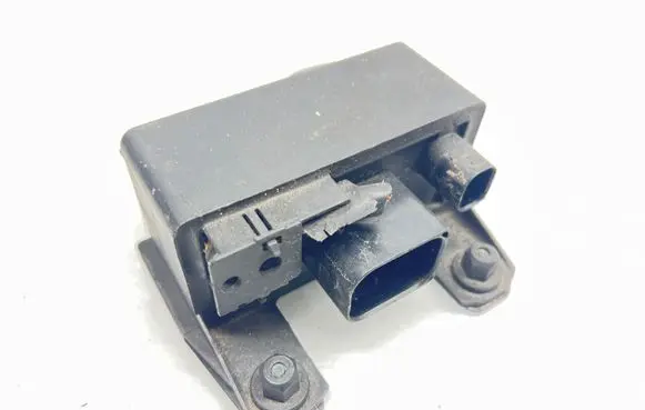 Mercedes-Benz E W211 Glow plug pre-heat relay 0005453516