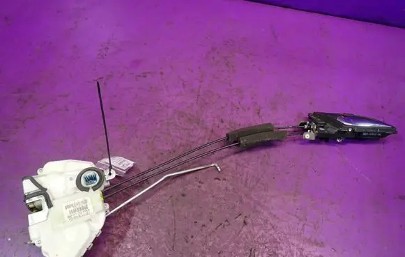 Honda CR-V Front door lock
