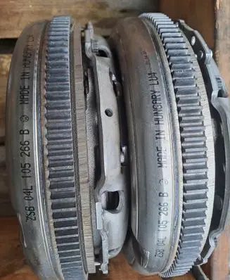Volkswagen PASSAT B6 Dual mass flywheel 04L105266B