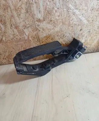 Mercedes-Benz E W211 Accelerator throttle pedal A2113000504