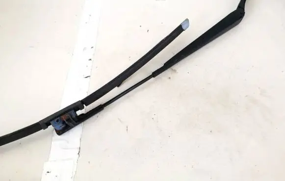Front wiper blade arm
