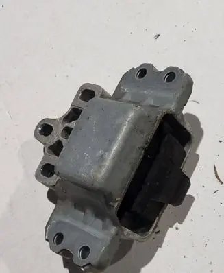 Volkswagen Tiguan Engine mount bracket 5N0199262F