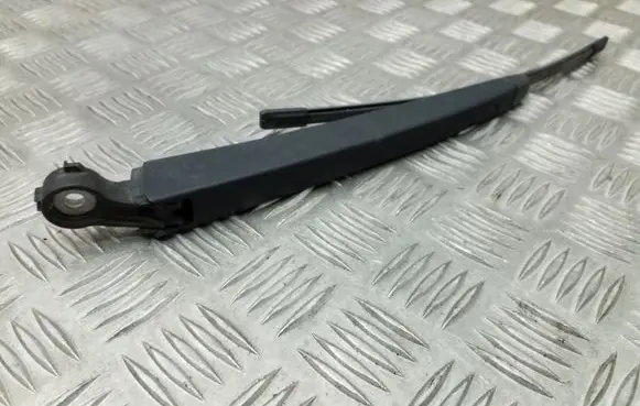 Rear wiper blade arm