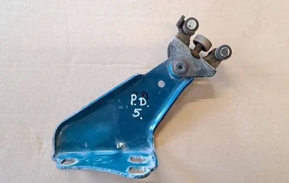 Renault Kangoo I Sliding door lower roller guide/hinge 303509K