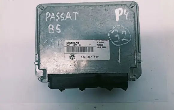 Volkswagen PASSAT B5 Engine control unit/module 3b0907557
