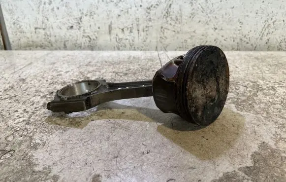 Piston with connecting rod